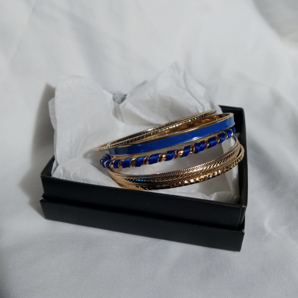 AVON Beautiful Blue Bangle Set.